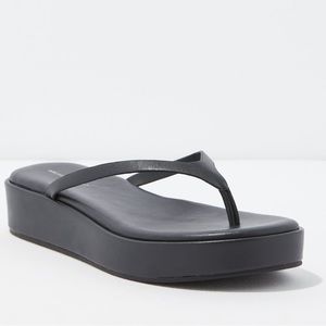 American Eagle / Aerie Black platform sandal / size 7.5